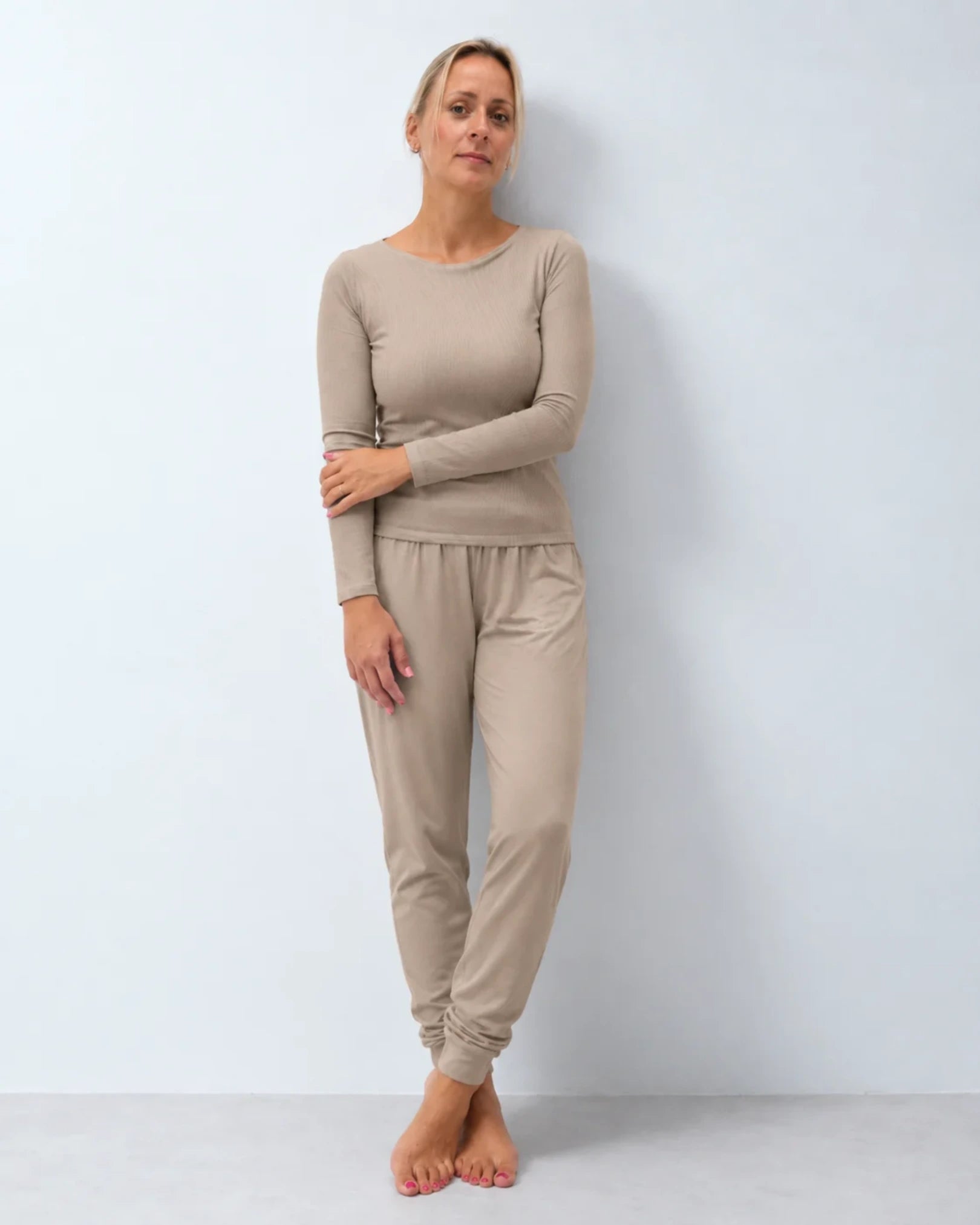 Vista delantera conjunto pijama largo con top integrado, camiseta de canalé y pantalón puño color taupé