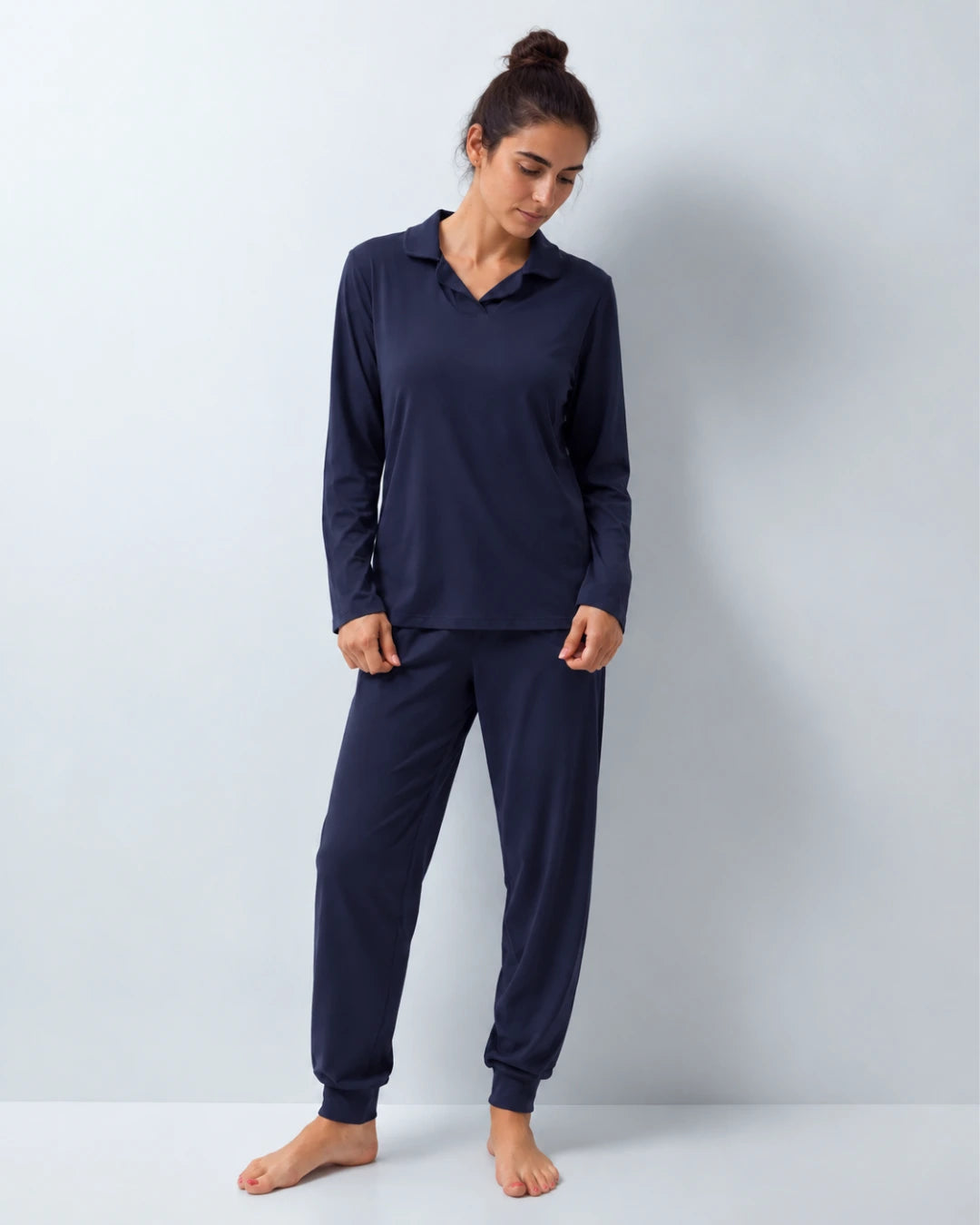Vista delantera del pijama con top integrado cuello sastre y pantalón puño color azul marino