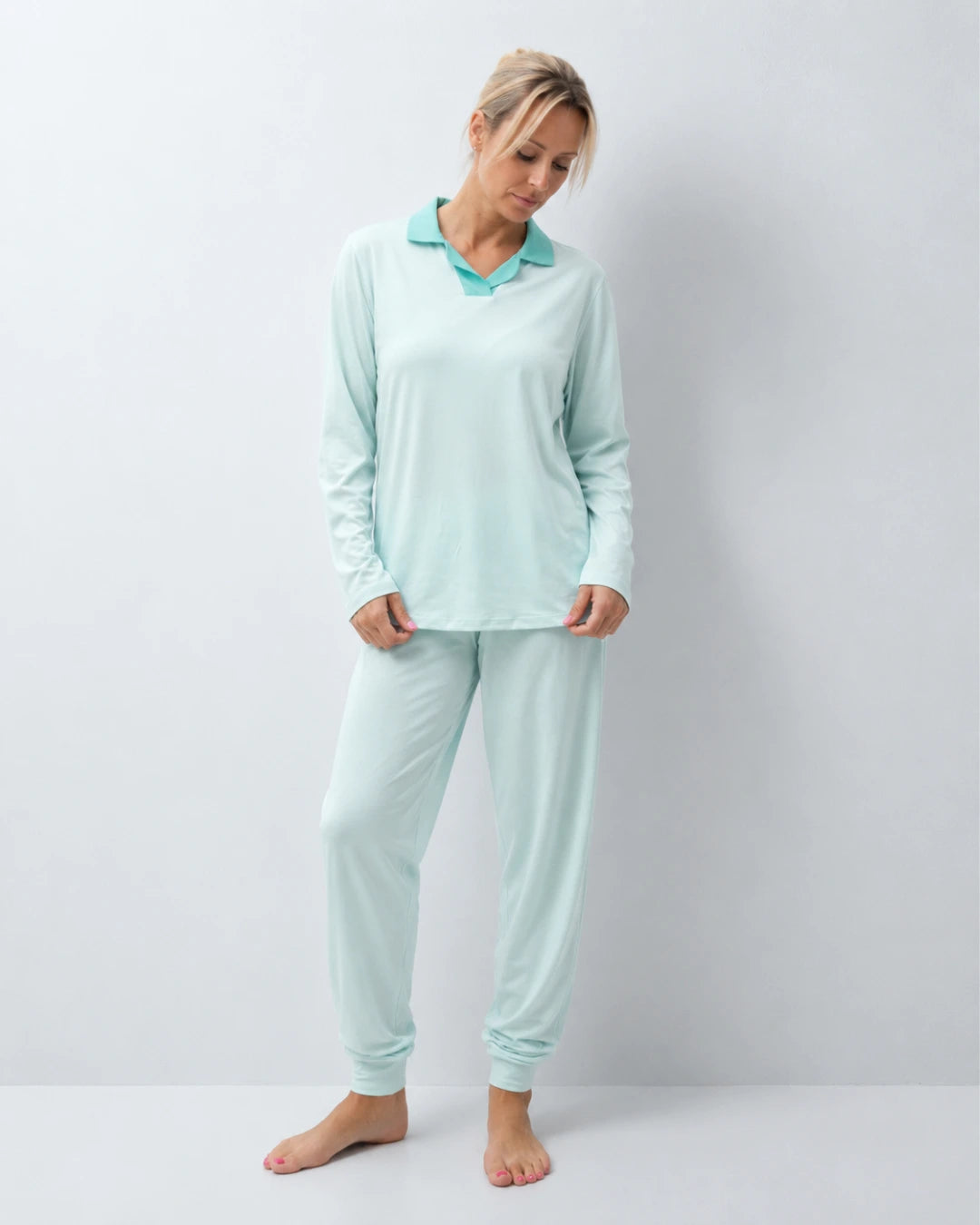 Pijama largo con top integrado, cuello sastre y pantalón con puño