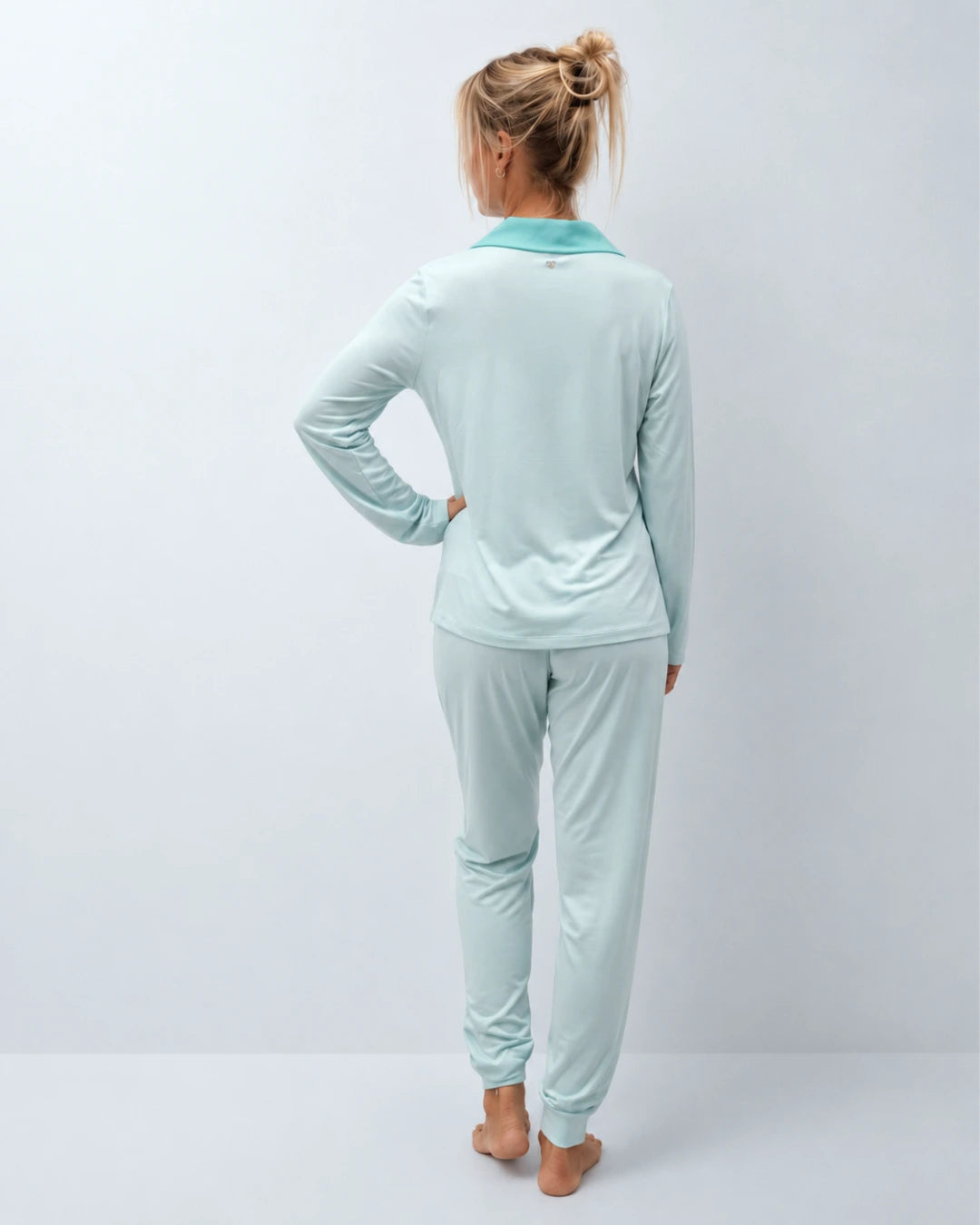Pijama largo con top integrado, cuello sastre y pantalón con puño