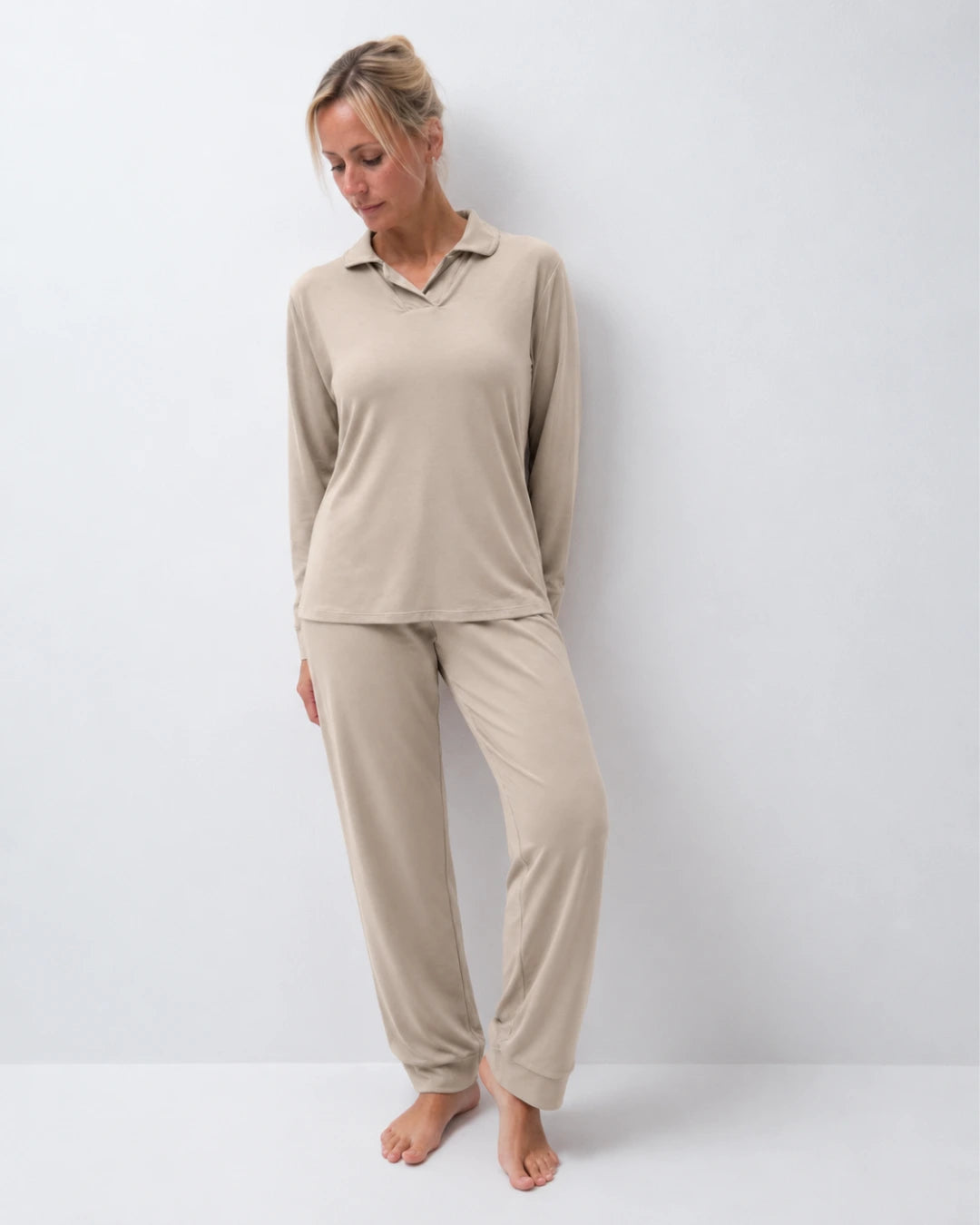 Pijama largo con top integrado, cuello sastre y pantalón con puño