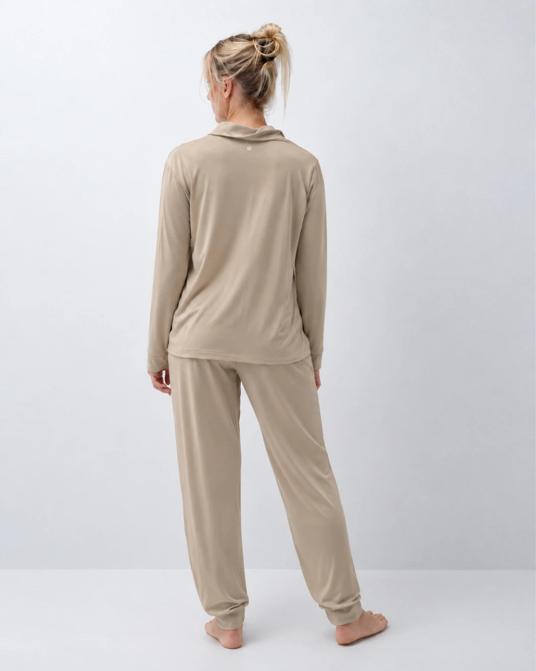 Pijama largo con top integrado, cuello sastre y pantalón con puño