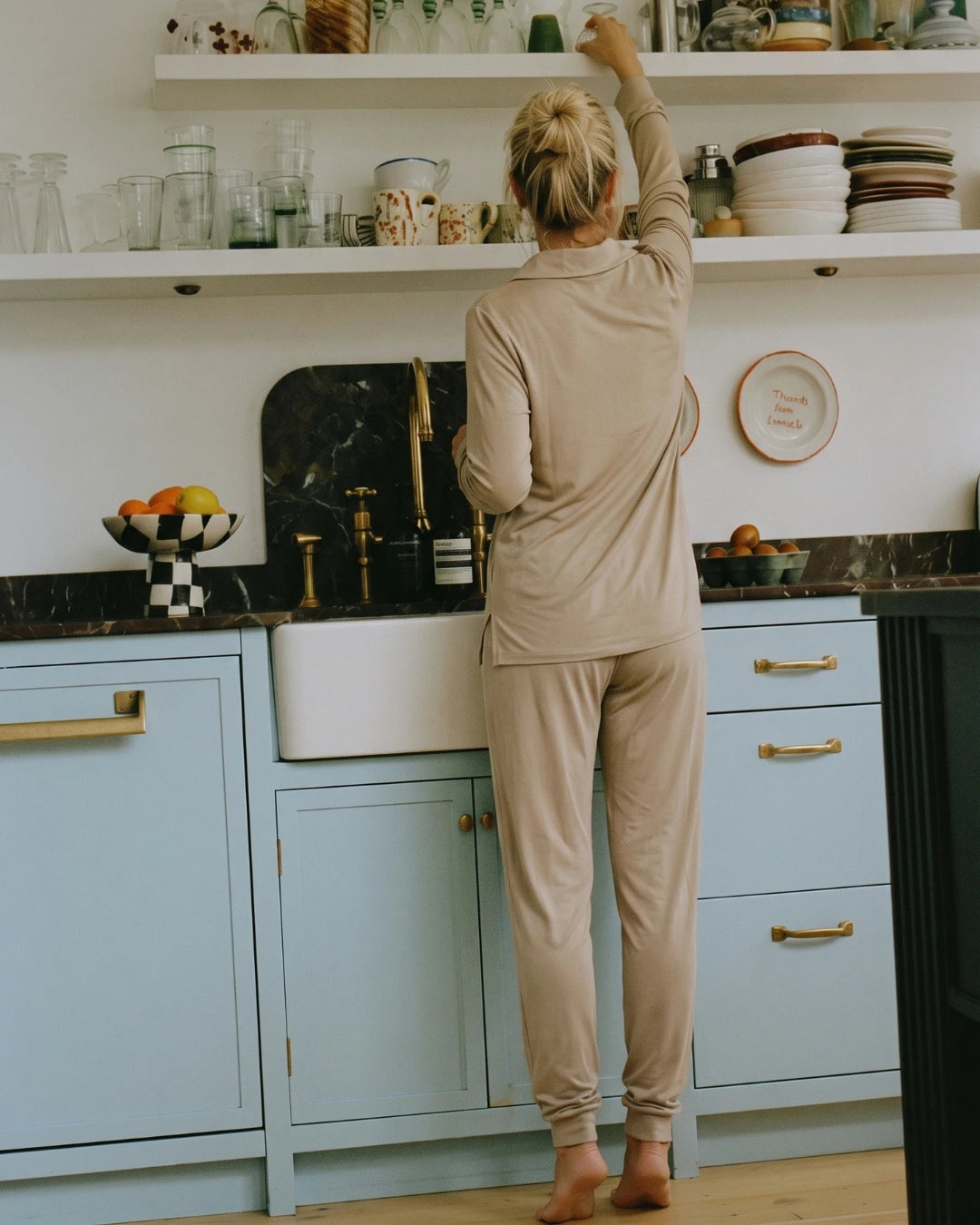 Pijama largo con top integrado, cuello sastre y pantalón con puño