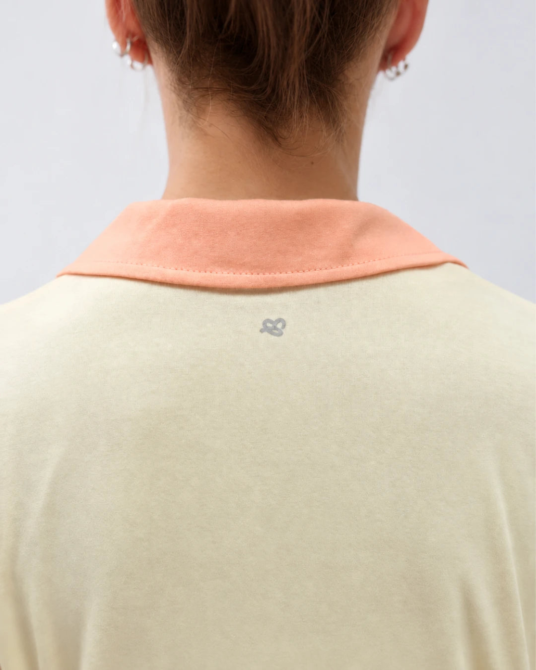 Detalle Pijama con top integrado cuello sastre y pantalón puño color vainilla
