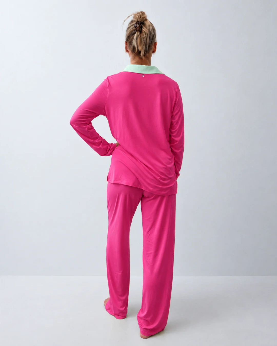 Pijama largo con top integrado, cuello sastre y pantalón recto
