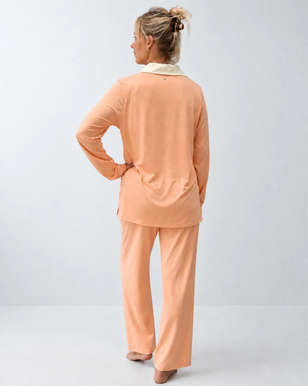 Pijama largo con top integrado, cuello sastre y pantalón recto