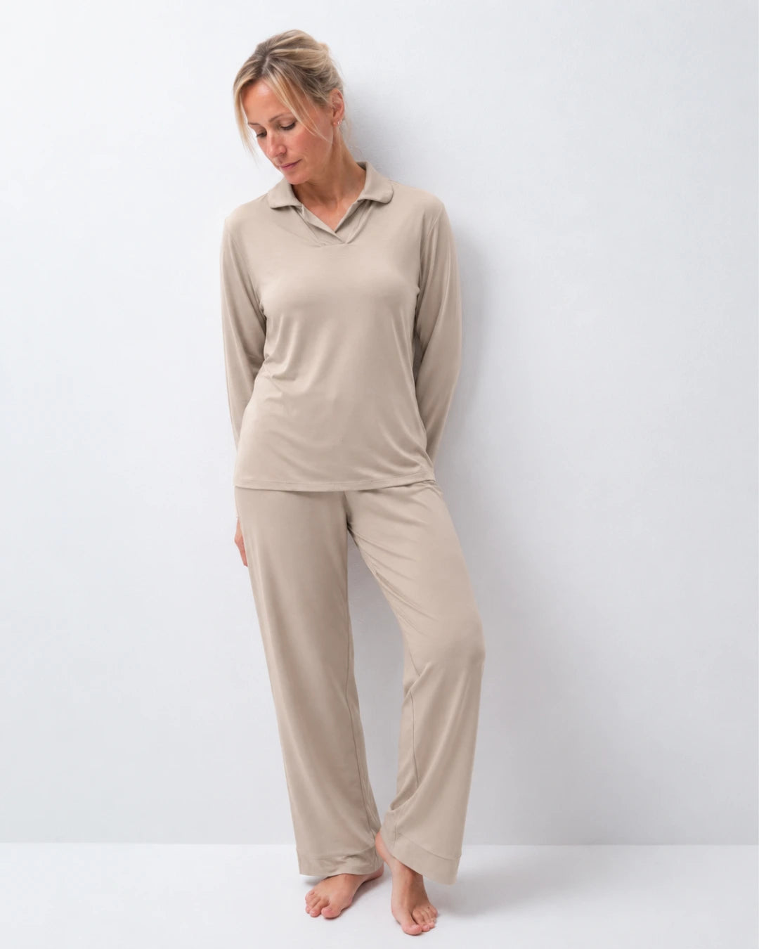 Pijama largo con top integrado, cuello sastre y pantalón recto