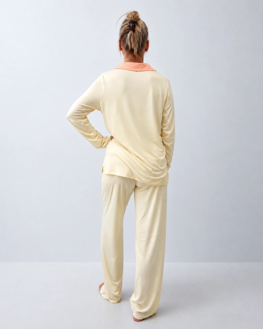 Pijama largo con top integrado, cuello sastre y pantalón recto