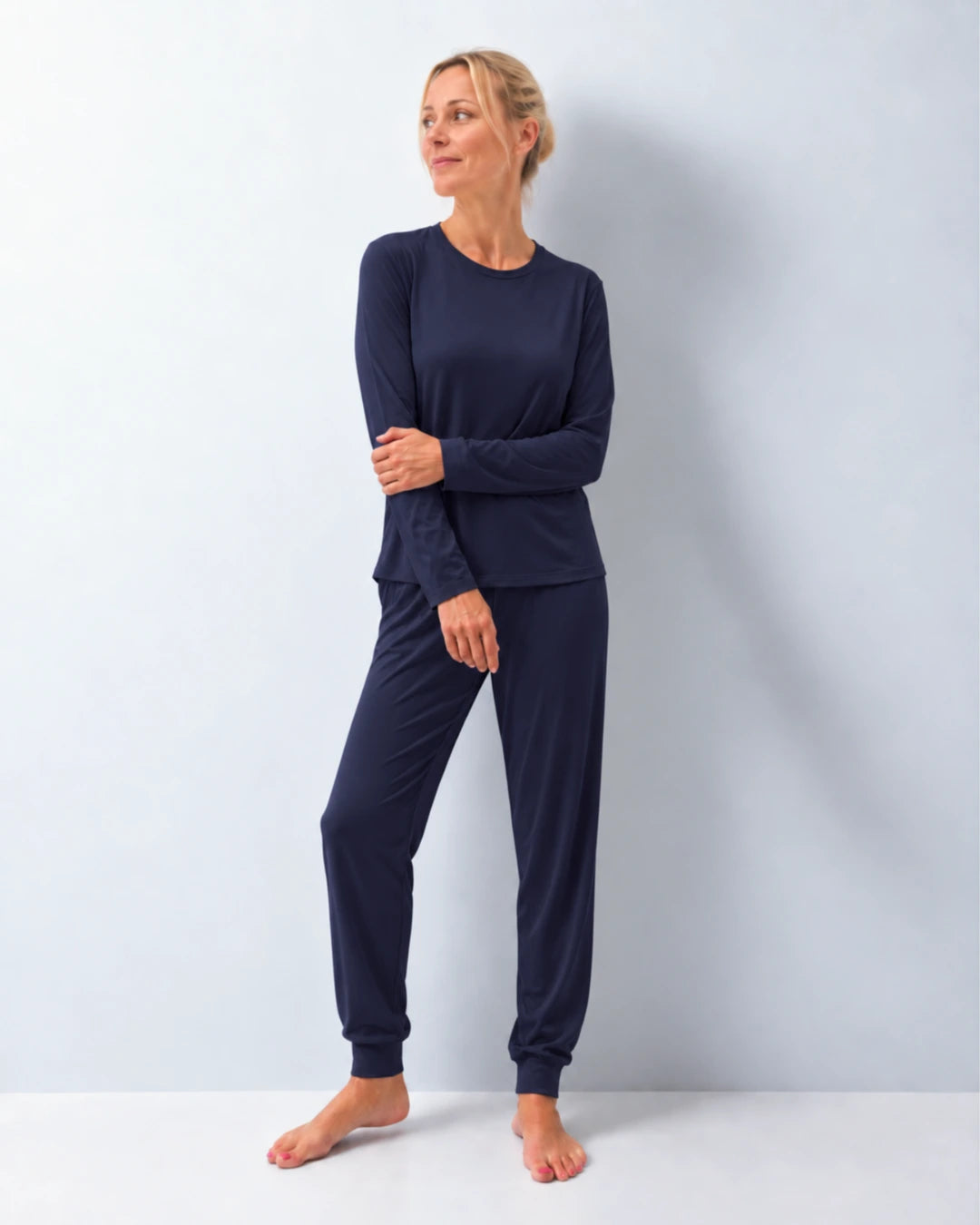 Pijama largo con top integrado, cuello redondo y pantalón con puño