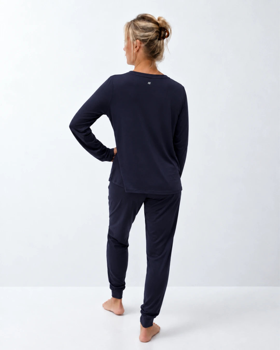 Pijama largo con top integrado, cuello redondo y pantalón con puño