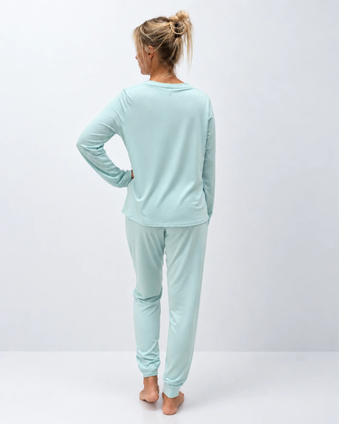 Pijama largo con top integrado, cuello redondo y pantalón con puño