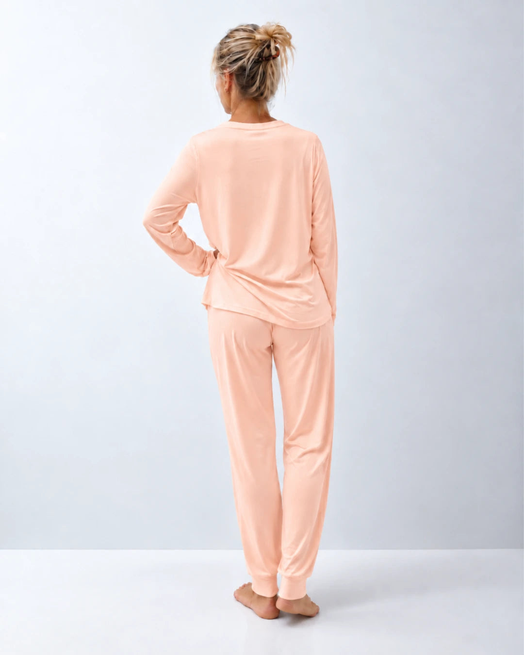 Pijama largo con top integrado, cuello redondo y pantalón con puño