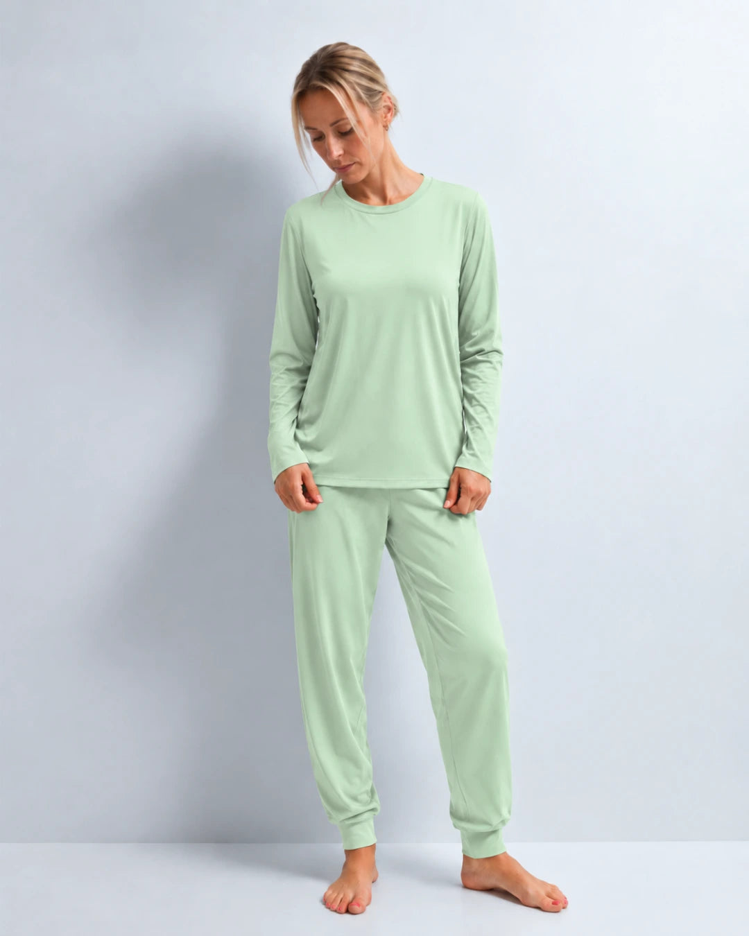 Pijama largo con top integrado, cuello redondo y pantalón con puño