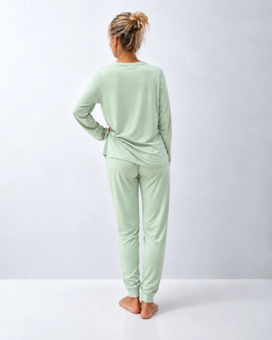 Pijama largo con top integrado, cuello redondo y pantalón con puño