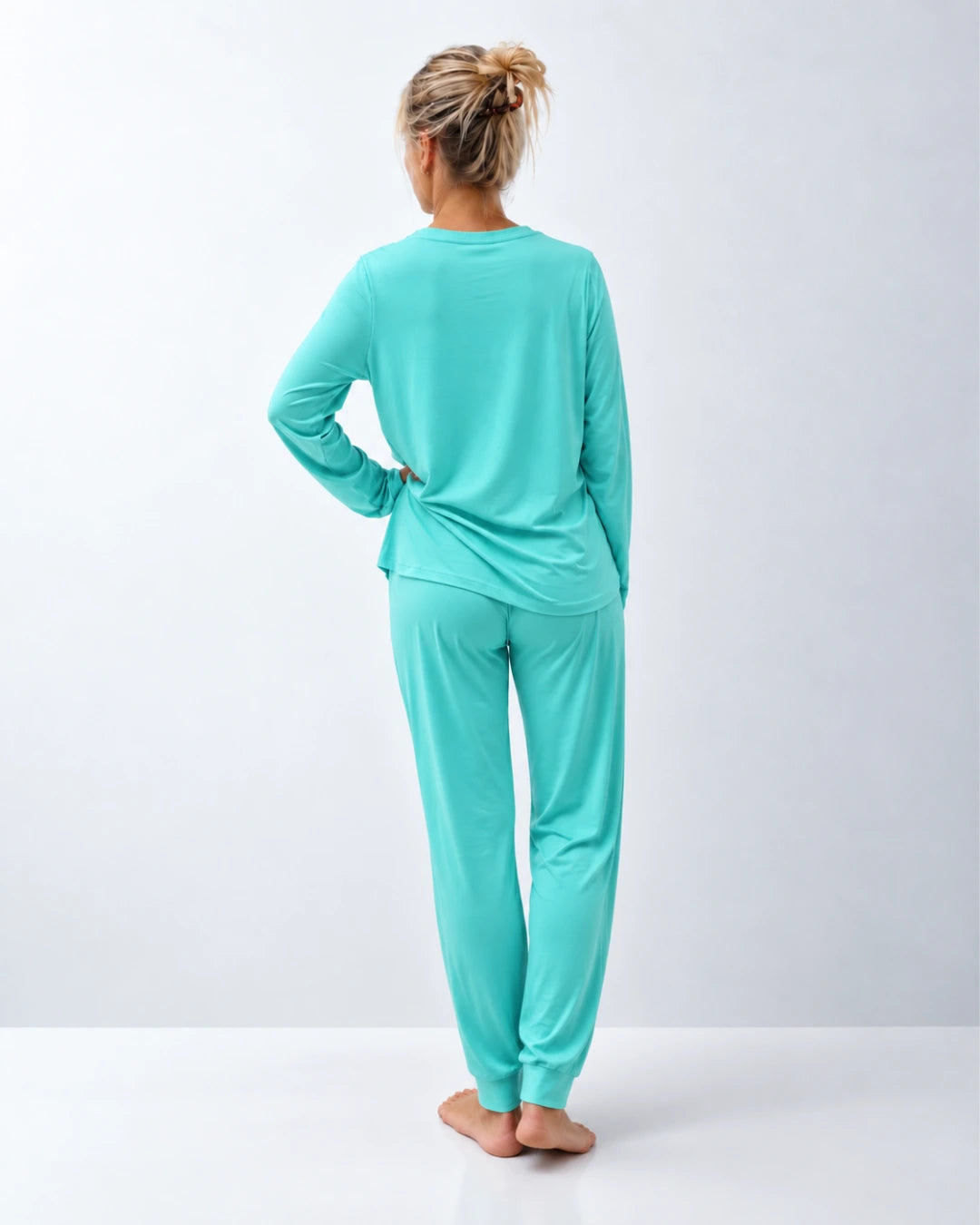 Pijama largo con top integrado, cuello redondo y pantalón con puño