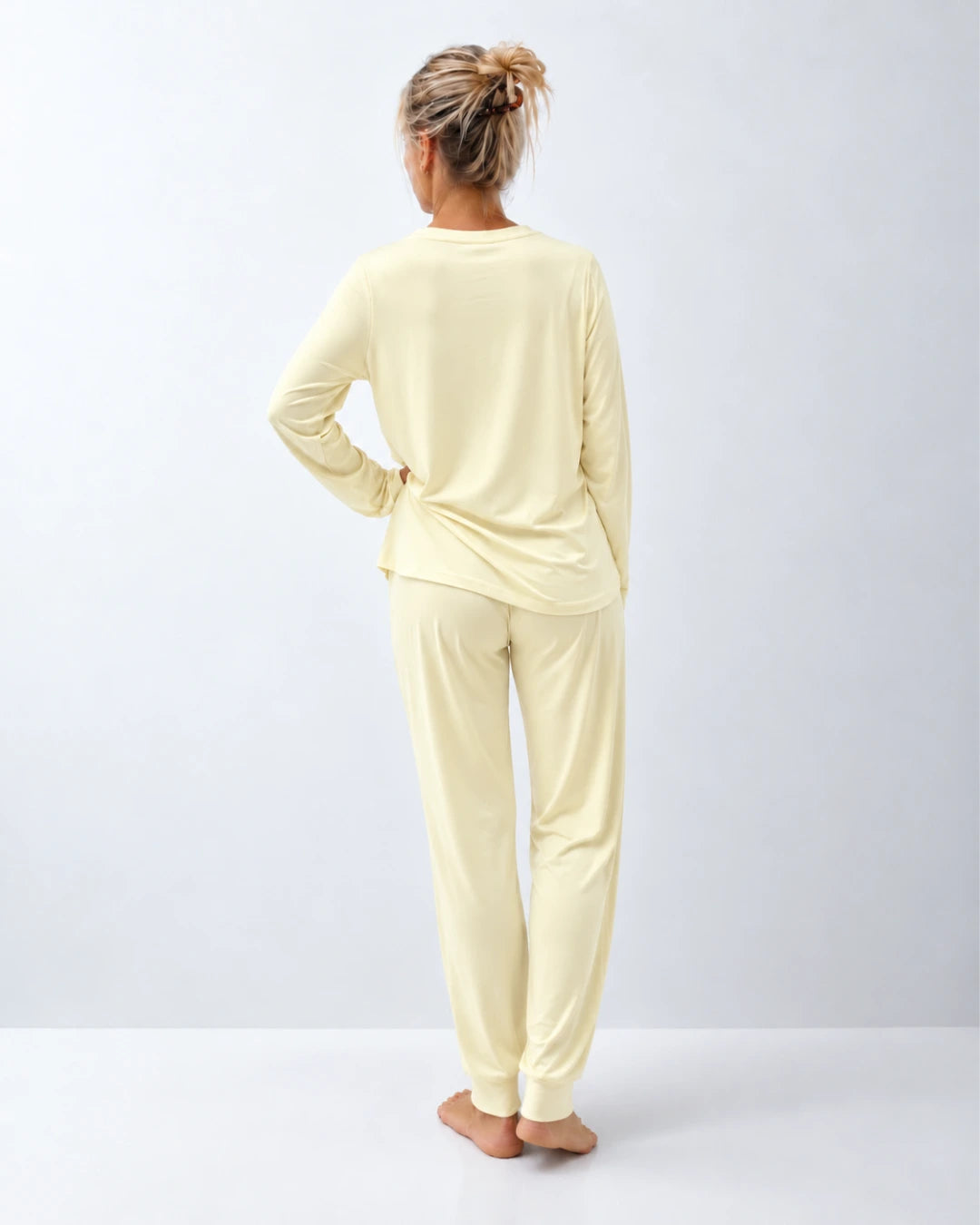 Pijama largo con top integrado, cuello redondo y pantalón con puño