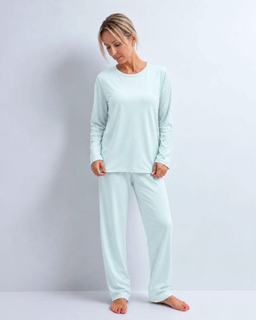 Pijama largo con top integrado, cuello redondo y pantalón recto