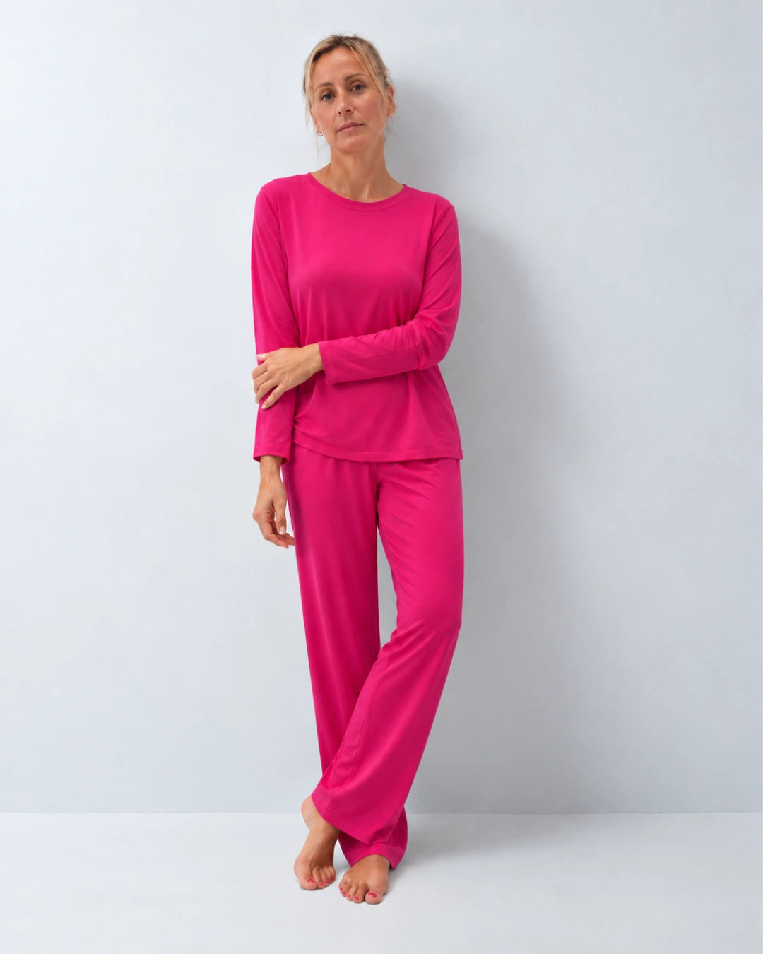Pijama largo con top integrado, cuello redondo y pantalón recto