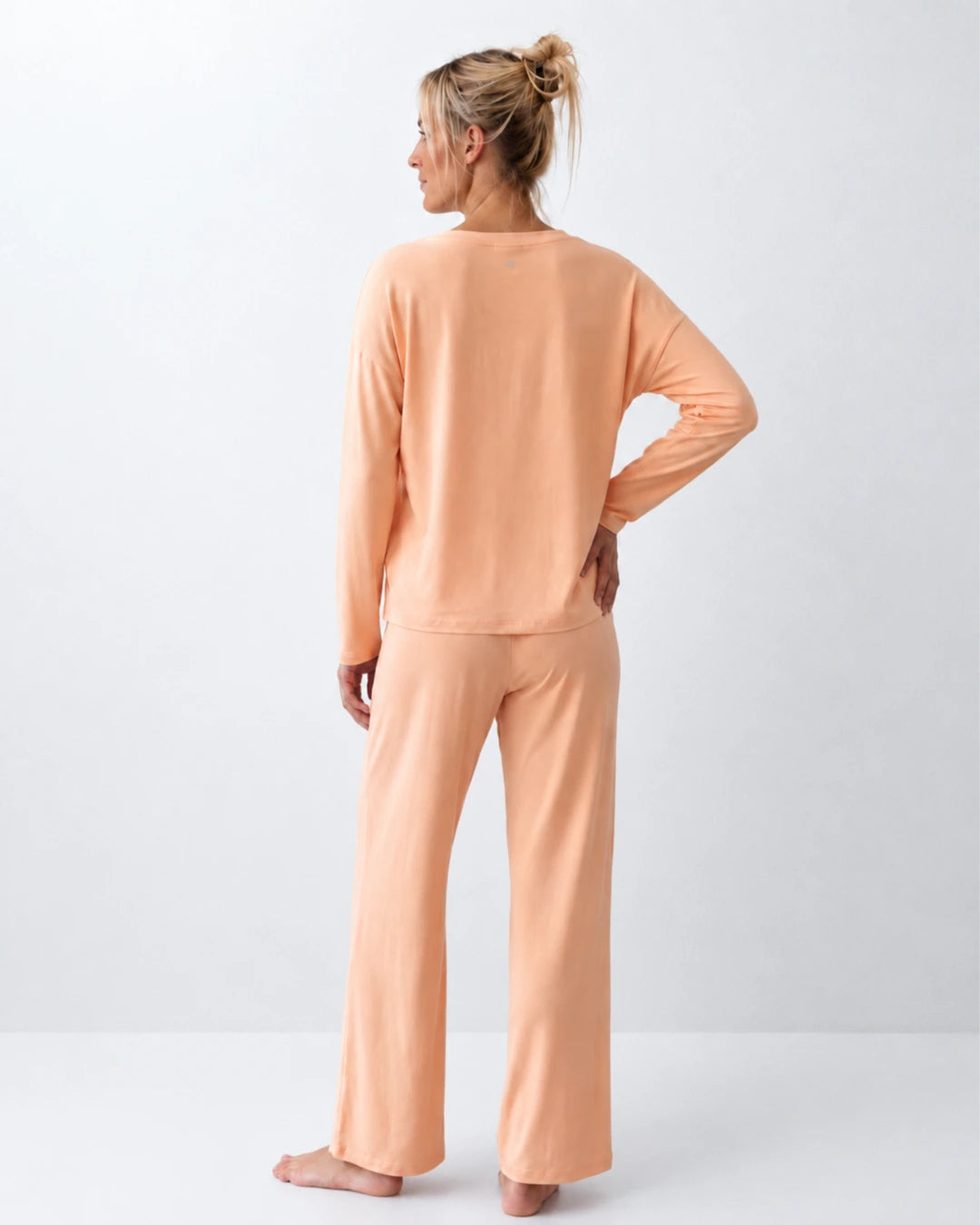 Pijama largo con top integrado, cuello redondo y pantalón recto
