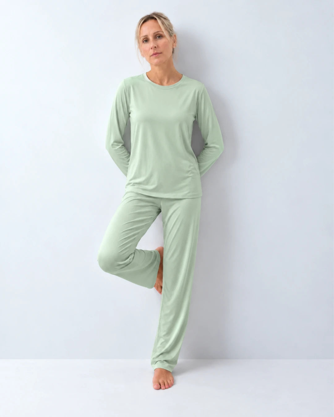 Pijama largo con top integrado, cuello redondo y pantalón recto