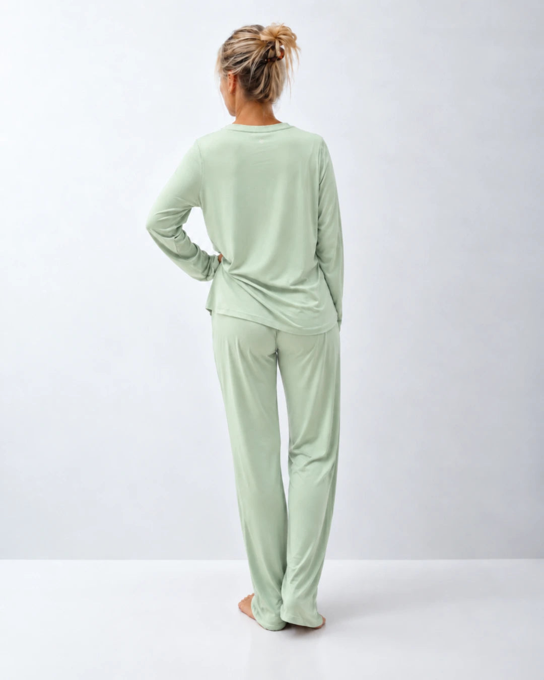 Pijama largo con top integrado, cuello redondo y pantalón recto