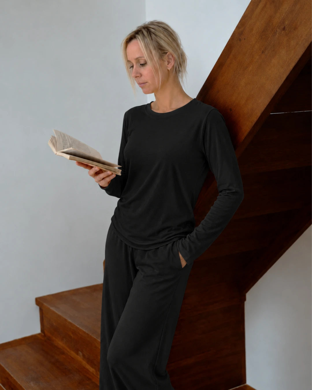 Pijama largo con top integrado, cuello redondo y pantalón recto