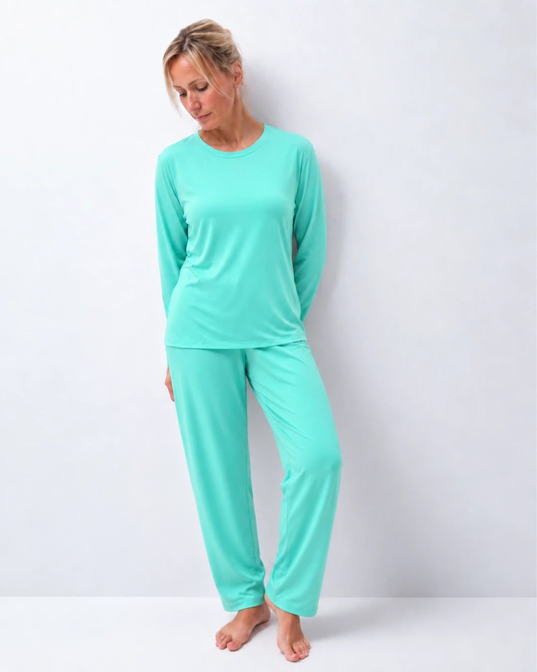 Pijama largo con top integrado, cuello redondo y pantalón recto
