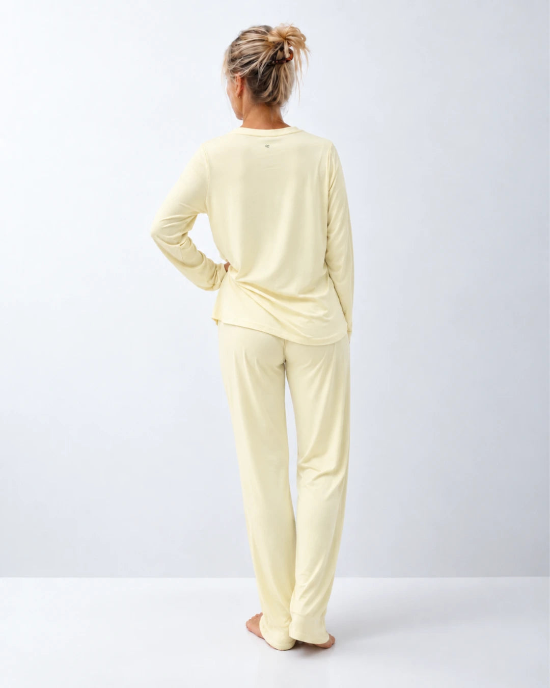 Pijama largo con top integrado, cuello redondo y pantalón recto